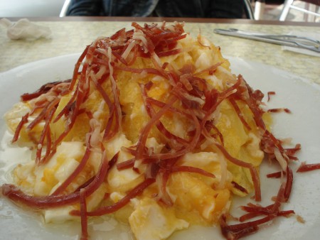 Papas con huevos rotos y jamon