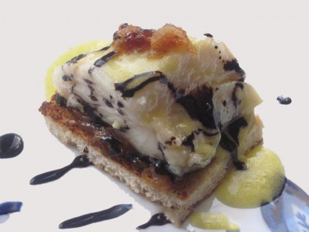 Bacalao confitado sobre cebolla caramelizada