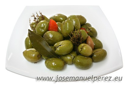 Aceitunas partidas aliñadas